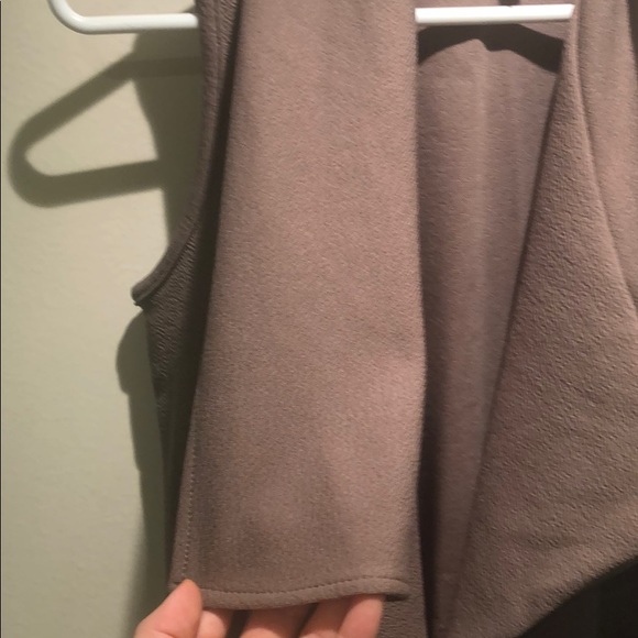 Grey flowy vest - Picture 2 of 3